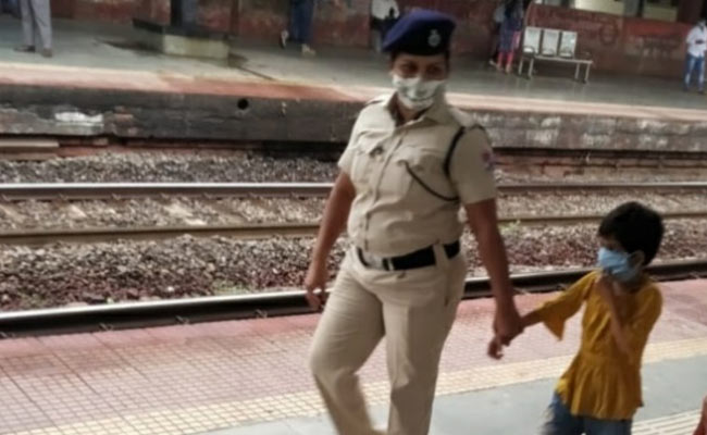 मुंबई में महिला कांस्टेबल ने अपनी जान खतरे में डालकर 6 साल की बच्ची को ट्रेन से कूदने से बचाया