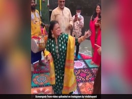 भारती सिंह पुनीत की शादी में यूं ढोल पर डांस करती आईं नजर, वायरल हुआ Video भारती सिंह पुनीत की शादी में यूं ढोल पर डांस करती आईं नजर, वायरल हुआ Video