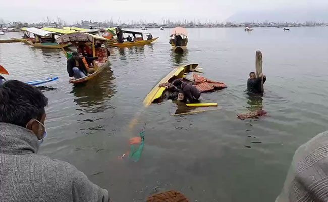 BJP Campaign <i>Shikara</i> Overturns In Srinagar's Dal Lake, 4 Leaders Rescued