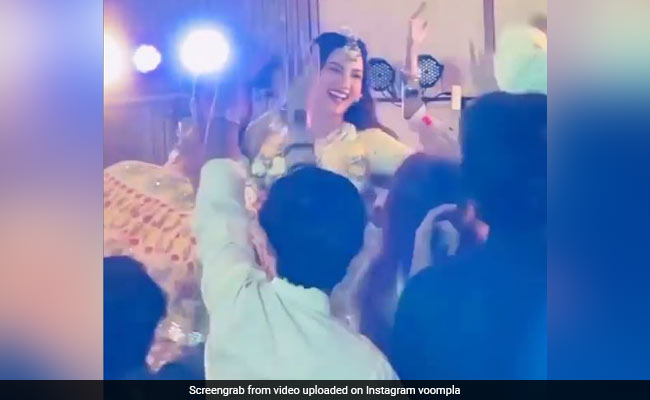 गौहर खान और जैद दरबार की शादी की रस्में हुई शुरू, 'चिक्सा सेरेमनी' में यूं ढोल पर भागड़ा करते नजर आया कपल