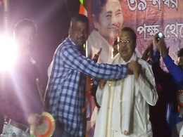 पश्चिम बंगाल : बाइक सवार हमलावरों ने TMC नेता को मारी गोली, मौत पश्चिम बंगाल : बाइक सवार हमलावरों ने TMC नेता को मारी गोली, मौत