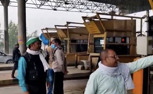 Farmers Occupy Tolls, Allow Vehicles To Pass Without Paying Fee. Video