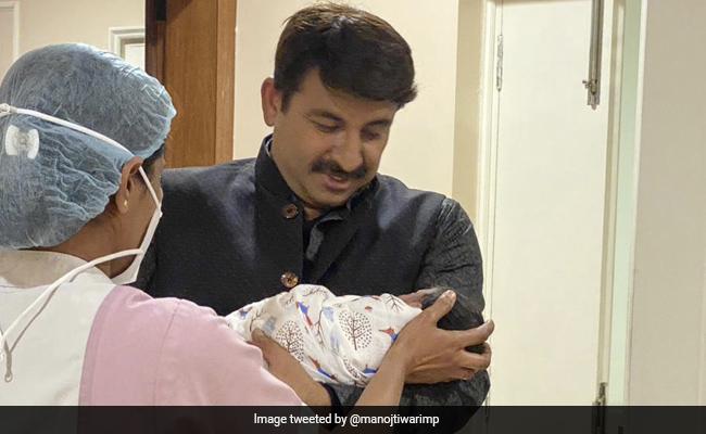 मनोज तिवारी के घर आई नन्ही परी, बेटी को यूं गोद में लिये नजर आए भोजपुरी स्टार- Viral हुई Photo