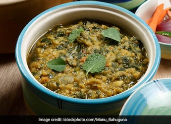 Watch: How To Make Winter-Special Palak Dal For A Wholesome Dinner Watch: How To Make Winter-Special Palak Dal For A Wholesome Dinner