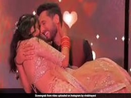पुनीत पाठक ने अपनी रिसेप्शन पार्टी में बीवी संग 'कुछ कुछ होता है' पर किया रोमांटिक डांस, देखें Video पुनीत पाठक ने अपनी रिसेप्शन पार्टी में बीवी संग 'कुछ कुछ होता है' पर किया रोमांटिक डांस, देखें Video