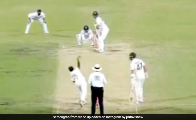 Ind Vs Aus A: पृथ्वी शॉ ने डाली ऐसी रहस्यमयी गेंद, विकेटकीपर के भी नहीं आई हाथ - देखें Video