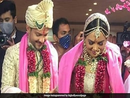 Aditya Narayan ने गर्लफ्रेंड श्वेता अग्रवाल के साथ लिये सात फेरे, शादी की Photos और Video मचा रहे हैं धूम Aditya Narayan ने गर्लफ्रेंड श्वेता अग्रवाल के साथ लिये सात फेरे, शादी की Photos और Video मचा रहे हैं धूम