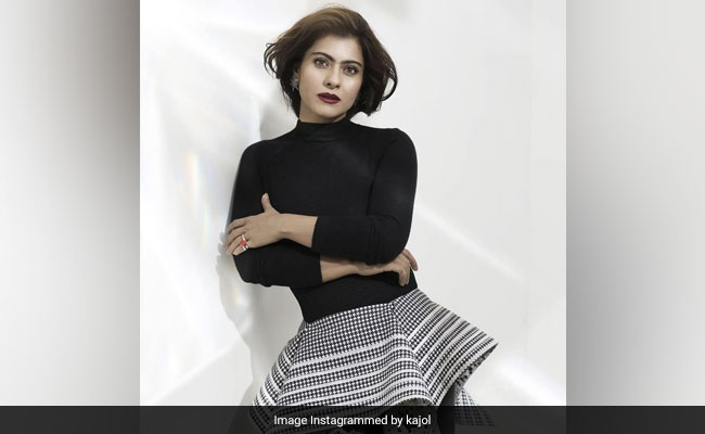 काजोल ने ब्लैक एंड व्हाइट शॉर्ट ड्रेस में शेयर किया बेहद ग्लैमरस लुक, फैन्स बोले Senorita