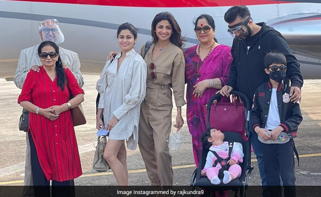 Shilpa Shetty And Raj Kundra Fly To Goa With Family For The "First Vacation Of 2020"