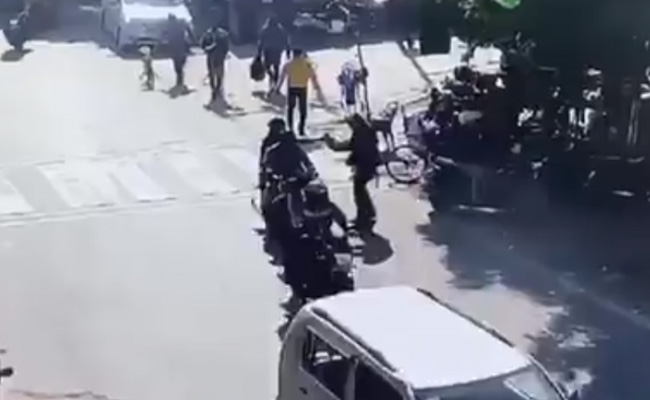 कैमरे में कैद हुई वारदात, यूपी में प्रॉपर्टी डीलर की सरेआम गोली मारकर हत्या