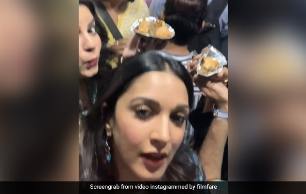 Kiara Advani सिनेमाहॉल में देखने पहुंचीं 'इंदु की जवानी', यूं हुई समोसा पार्टी- देखें Video