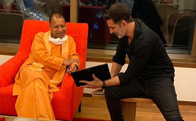 "खुली प्रतिस्पर्धा": बॉलीवुड दिग्गजों से मिलने को लेकर शिवसेना के हमले पर योगी का पलटवार