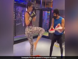 करिश्मा तन्ना ने की रेसलिंग की प्रैक्टिस, Video शेयर कर बोलीं- मेरी कलाई मुड़ गई... करिश्मा तन्ना ने की रेसलिंग की प्रैक्टिस, Video शेयर कर बोलीं- मेरी कलाई मुड़ गई...