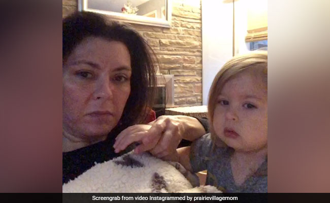 मां ने किया बेटी की अंगुली खाने का नाटक, तो बच्ची ने हाथ देखकर ऐसे बहाए आंसू - देखें मजेदार Video