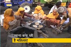 बुजुर्ग महिलाएं भी किसानों के साथ प्रदर्शन में जुड़ी, लोगों को खाना बनाकर खिला रहीं बुजुर्ग महिलाएं भी किसानों के साथ प्रदर्शन में जुड़ी, लोगों को खाना बनाकर खिला रहीं