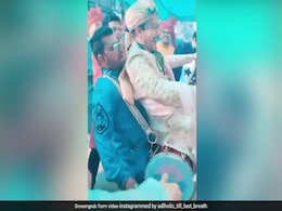 Aditya Narayan ने अपनी शादी में ढोल पर बैठकर किया डांस, देखें मजेदार Video Aditya Narayan ने अपनी शादी में ढोल पर बैठकर किया डांस, देखें मजेदार Video