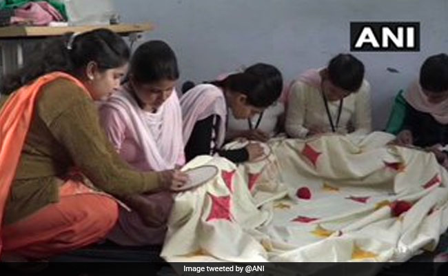 जम्मू-कश्मीर के कठुआ में आत्मनिर्भर बनने के लिए ‘फुलकारी’ कढ़ाई सीख रहीं महिलाएं