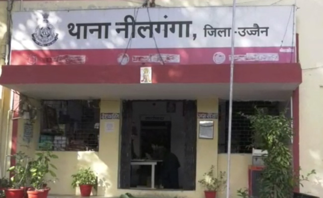 लड़की को भगाकर ले जाने वाले नाबालिग लड़के की खंभे से बांधकर पिटाई