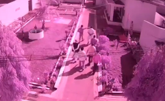 छत्तीसगढ़ के नेता जेल में कैदियों से मिले, कोरोना काल के नियमों की उड़ाईं धज्जियां