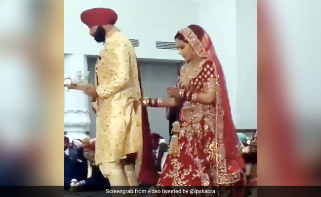 फेरों के दौरान दुल्हन ने पीछे से दूल्हे के साथ किया कुछ ऐसा, हंस-हंसकर लोट-पोट हुए लोग - देखें Video