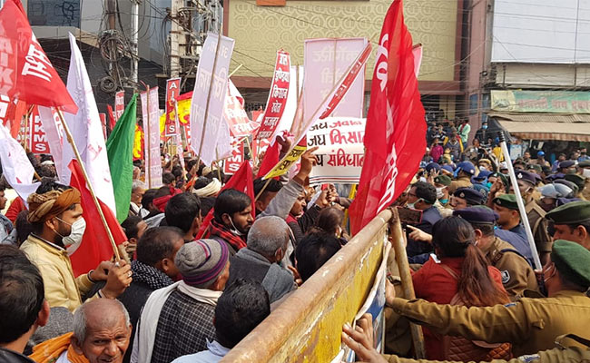 In Patna, A Lathi Charge At Farmers Protest, Then They Chased Cops