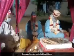 दुल्हन हुई कोरोना पॉजीटिव, तो कोविड सेंटर में PPE किट पहन लिए 7 फेरे, IAS बोला- 'यही देखना बचा था...' - देखें Video दुल्हन हुई कोरोना पॉजीटिव, तो कोविड सेंटर में PPE किट पहन लिए 7 फेरे, IAS बोला- 'यही देखना बचा था...' - देखें Video