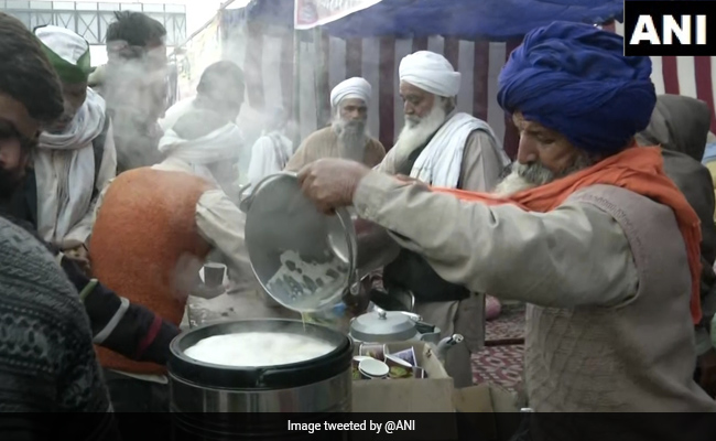Amritsar Eatery Starts Langar Service At Delhi-Uttar Pradesh Border