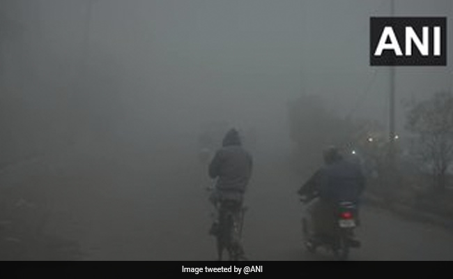 दिल्ली समेत उत्तर भारत के राज्यों में सर्दी का सितम, घने कोहरे की चादर में पंजाब