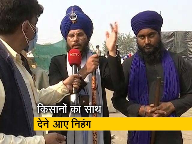 प्रदर्शनकारी किसानों के समर्थन में पंजाब से आए निहंग