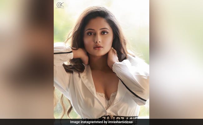 रश्मि देसाई ने व्हाइट आउटफिट में कराया ग्लैमरस Photoshoot, इस अंदाज में नजर आईं एक्ट्रेस