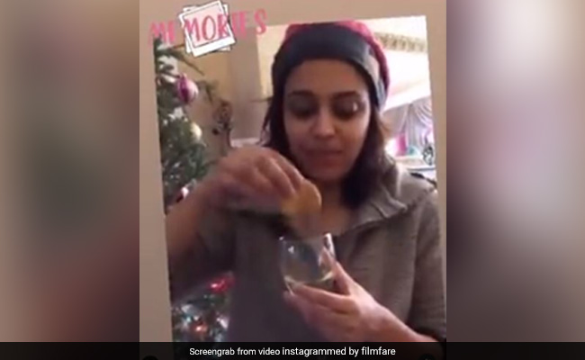 वाइन में बिस्कुट डुबाकर खाती नजर आईं स्वरा भास्कर, बोलीं- क्रिसमस रेसिपी...देखें Video