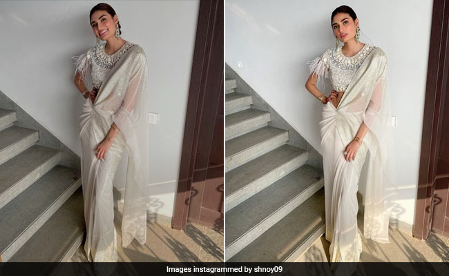 Athiya Shetty Gives A White <i>Saree</i> An Oh-So-Stylish Twist