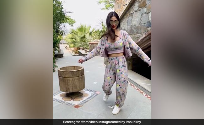 मौनी रॉय ने काला चश्मा लगाकर दिखाया स्वैग, 'चला जाता हूं' गाने पर झूमती आईं नजर- देखें Video