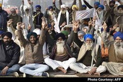 Protesting Farmers Picket Punjab Hotel, BJP Leaders Escape Via Backdoor Protesting Farmers Picket Punjab Hotel, BJP Leaders Escape Via Backdoor