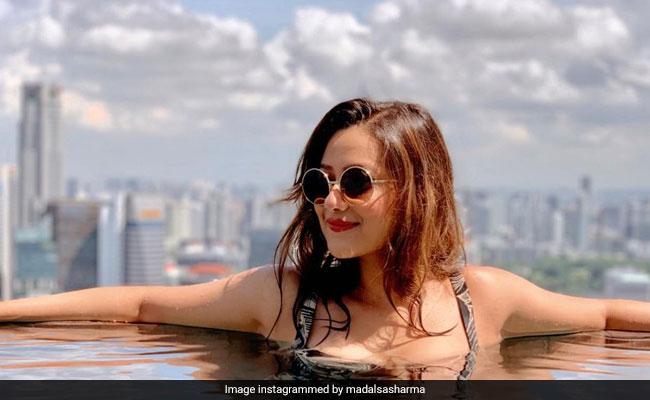 Mithun Chakraborty की बहू पूल में चिल करती आईं नजर, Photo में दिखा मदालसा शर्मा का ग्लैमरस अंदाज