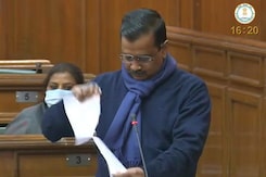 अरविंद केजरीवाल ने कृषि कानूनों की प्रति फाड़ी, बोले- अंग्रेजों से भी बदतर न बनें अरविंद केजरीवाल ने कृषि कानूनों की प्रति फाड़ी, बोले- अंग्रेजों से भी बदतर न बनें