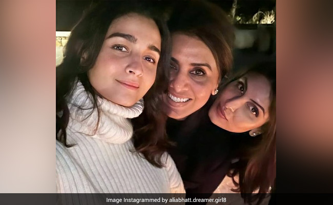 Alia Bhatt Is Making Memories With Ranbir Kapoor's Mom Neetu And Sister Riddhima