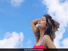Hina Khan ने मालदीव में सनबाथ लेते हुए दिया पोज, समुद्र किनारे दिखा एक्ट्रेस का ग्लैमरस लुक- देखें Photos Hina Khan ने मालदीव में सनबाथ लेते हुए दिया पोज, समुद्र किनारे दिखा एक्ट्रेस का ग्लैमरस लुक- देखें Photos