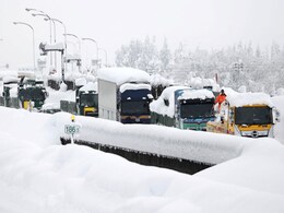Heavy Snowfall Blocks Hundreds Of Vehicles In Japan, Rescue Underway Heavy Snowfall Blocks Hundreds Of Vehicles In Japan, Rescue Underway