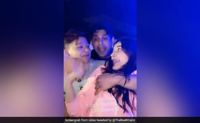 शहनाज गिल, सिद्धार्थ शुक्ला और रियाज अली के साथ 'शोना-शोना' पर मस्ती करती आईं नजर- देखें Video