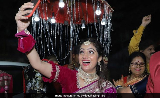 दीपिका सिंह ने भाई की शादी में पहनी पर्पल साड़ी, बारातियों संग यूं सेल्फी लेती आईं नजर- देखें Photos