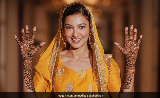 गौहर खान के हाथों पर लगी जैद के नाम की मेहंदी, Photo शेयर कर लिखा- मेहंदी की रात आई...