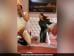 मिथुन चक्रवर्ती की बहू ने को-स्टार के साथ की Pillow Fight, Video में यूं मस्ती करती आईं नजर मिथुन चक्रवर्ती की बहू ने को-स्टार के साथ की Pillow Fight, Video में यूं मस्ती करती आईं नजर