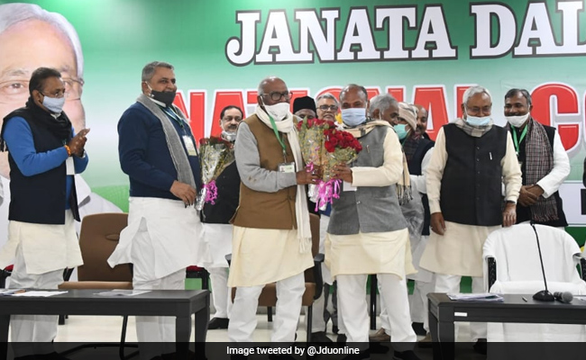 बिहार में RCP vs ललन सिंह: UP चुनाव के बहाने नीतीश के 2 करीबियों में तेज हुई सियासी जंग 