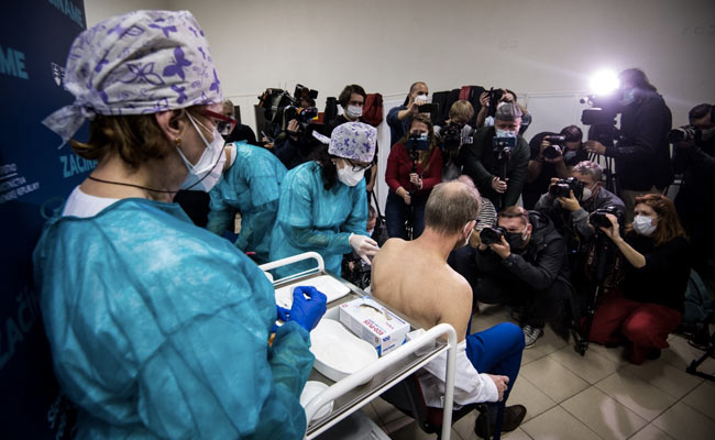 Omicron: 'आने वाले हफ्तों में और बिगड़ सकते हैं यूरोप में हालात: बढ़ सकते हैं कोविड केस, मौत; सख्त चेतावनी