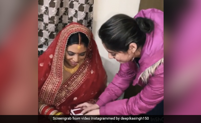Deepika Singh ने 'दुल्हन की मुंह दिखाई' के बाद दिया गिफ्ट, भाभी ने यूं दिया रिएक्शन...देखें VIDEO