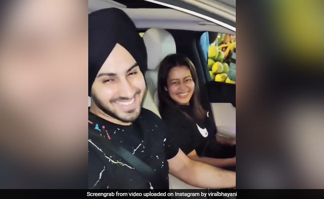 नेहा कक्कड़ रोहनप्रीत सिंह संग खाने निकलीं मसाला डोसा, रास्ते में मिल गए कैमरामैन- देखें Video