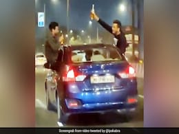 लड़कों ने चलती कार से बाहर निकल पी शराब, Video देख पुलिस ने पकड़ा, IPS बोला- 'माता-पिता बच्चों को संस्कार दें...' लड़कों ने चलती कार से बाहर निकल पी शराब, Video देख पुलिस ने पकड़ा, IPS बोला- 'माता-पिता बच्चों को संस्कार दें...'