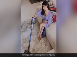 मौनी रॉय सोफे पर बैठकर घर की सफाई करती आईं नजर, देखें Video मौनी रॉय सोफे पर बैठकर घर की सफाई करती आईं नजर, देखें Video