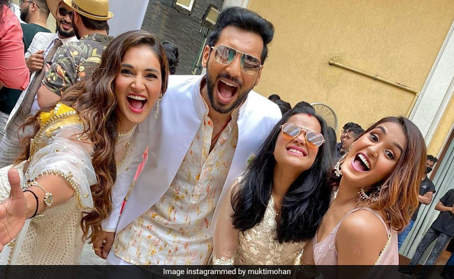 Inside Punit Pathak And Nidhi Moony Singh's Reception: A Special Performance By The Couple And Other Viral Videos